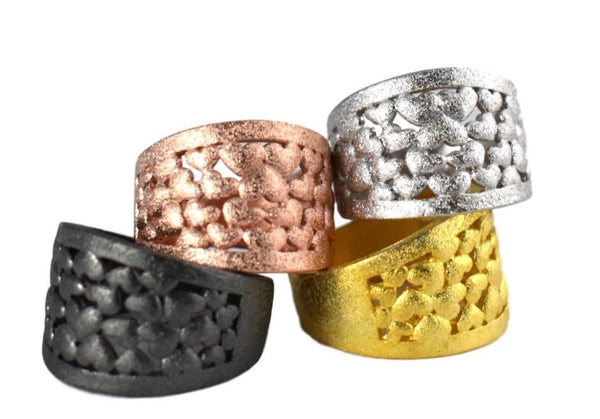 Ringe med hjerter i flere matte forgyldninger.