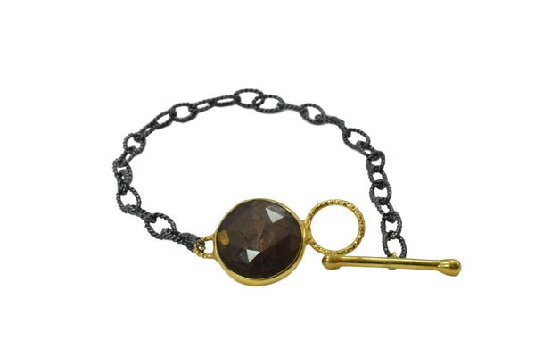 Armbånd med brun kalcedoni en oxyderer lænhe med guldlås