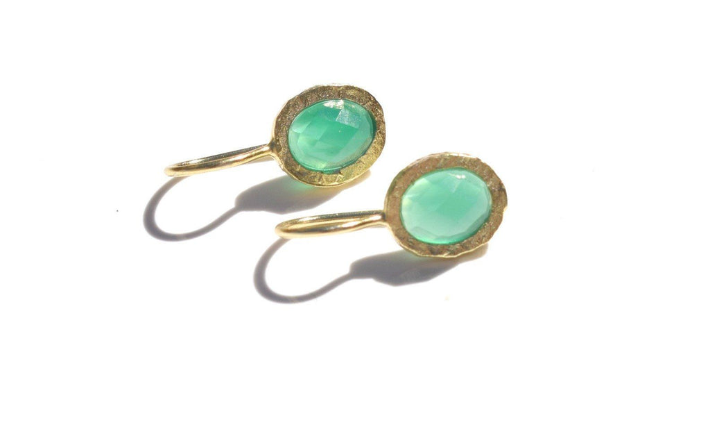 True colors små forgyldte øreringe med emerald smykkesten