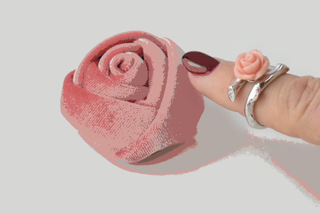 Rosen ring med pink rose, der snoer sig om din finger