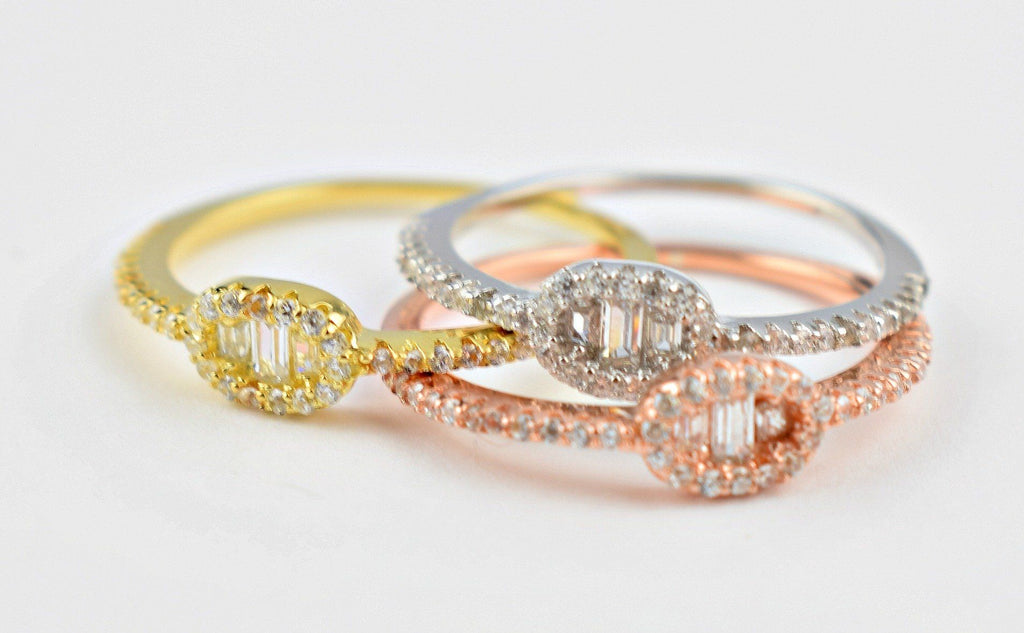 Ring i sølv,forgyldt eller rosa forgyldt. Fint design, med klare zirkoner.